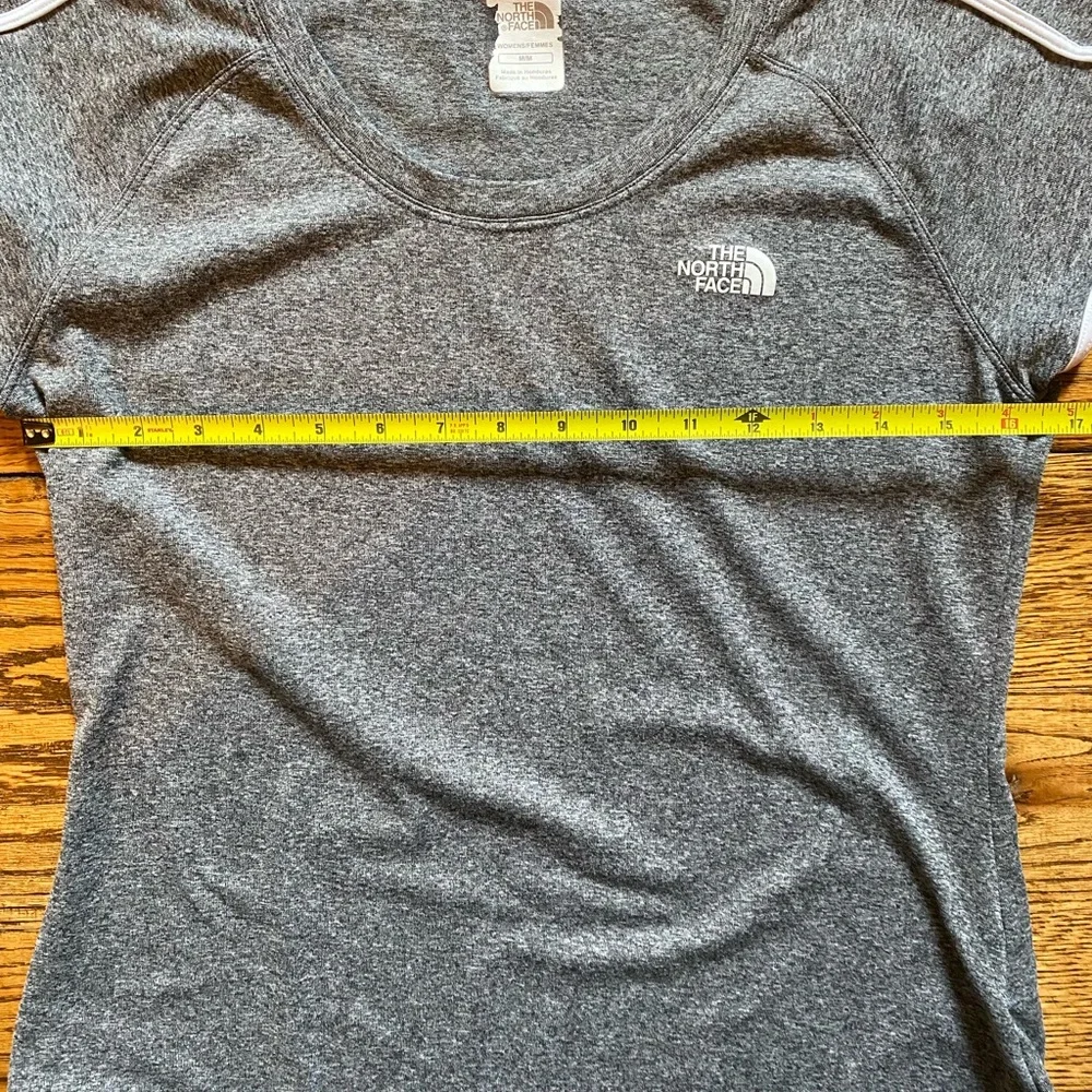 The North Face VaporWick Women's Gray Performance Top - Size Medium - Picture 5 of 6
